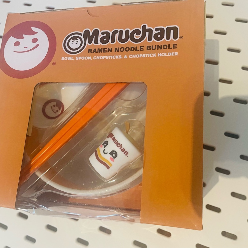 NEW Maruchan Ramen Noodle Bowl Bundle With Chopsticks Sticks Holder & Soup Spoon